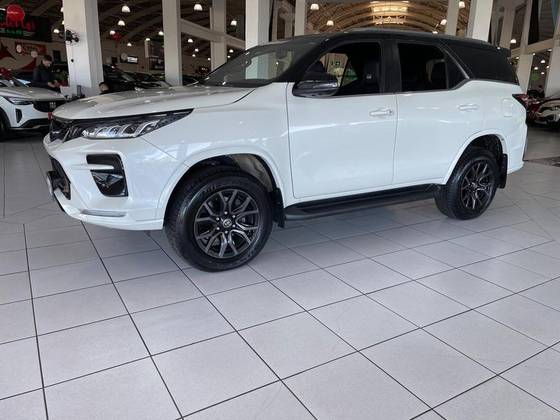 TOYOTA HILUX SW4 2.8 D-4D TURBO DIESEL GR-S 7L 4X4 AUTOMÁTICO